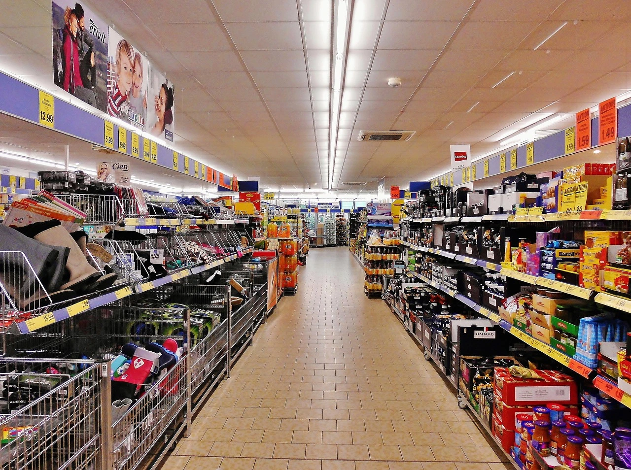 Ein gut sortiertes Supermarktregal mit verschiedenen Lebensmittelprodukten