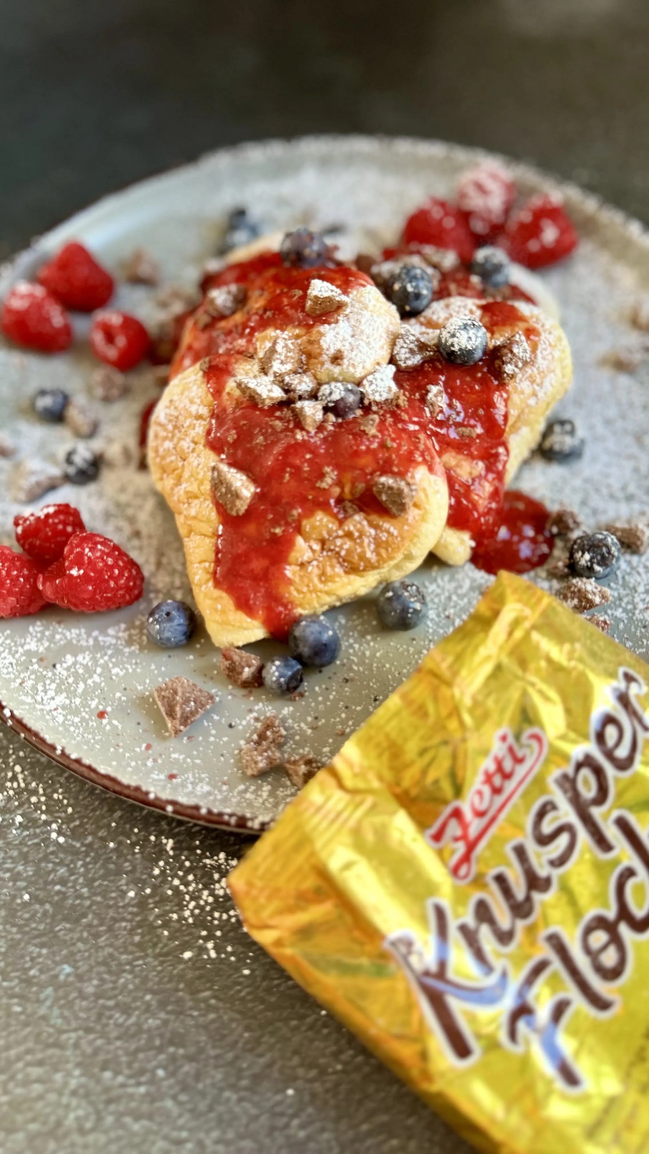 Japanische Pancakes mit Früchten und Knusperflocken