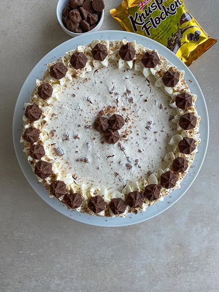 No Bake Cheesecake mit Knusperflocken Verzierung