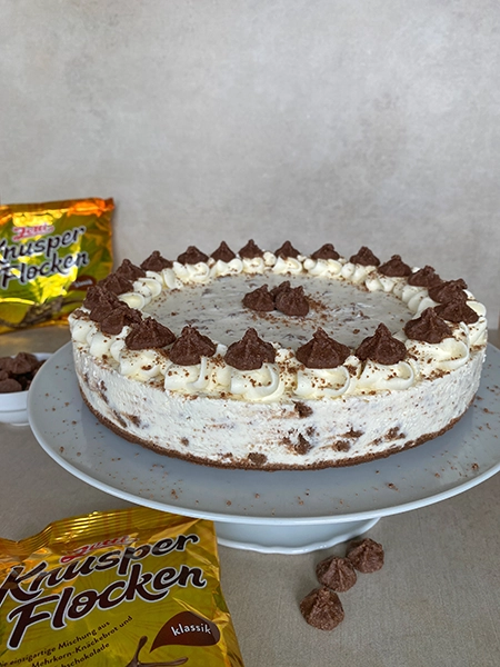 No Bake Cheesecake mit Knusperflocken Verzierung