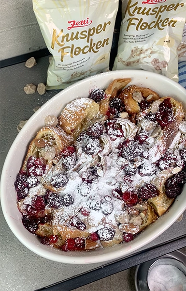 CROISSANT-AUFLAUF MIT WEISSEN KNUSPERFLOCKEN