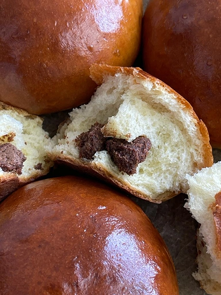 Brioche Brötchen gefüllt mit Knusperflocken