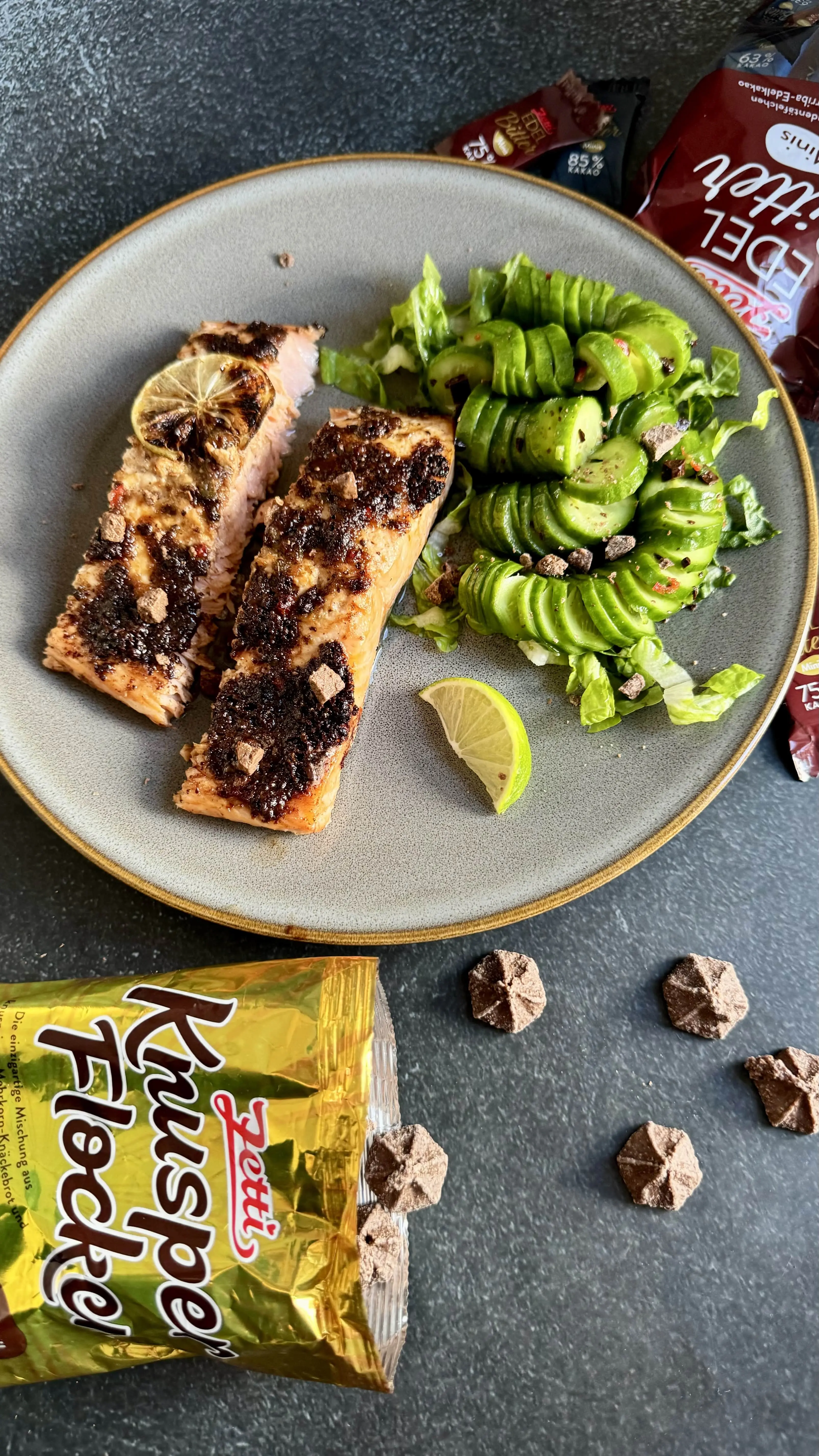 Japanischer Gurkensalat und gebratener Lachs. Daneben eine geöffnete Packung Knusperflocken