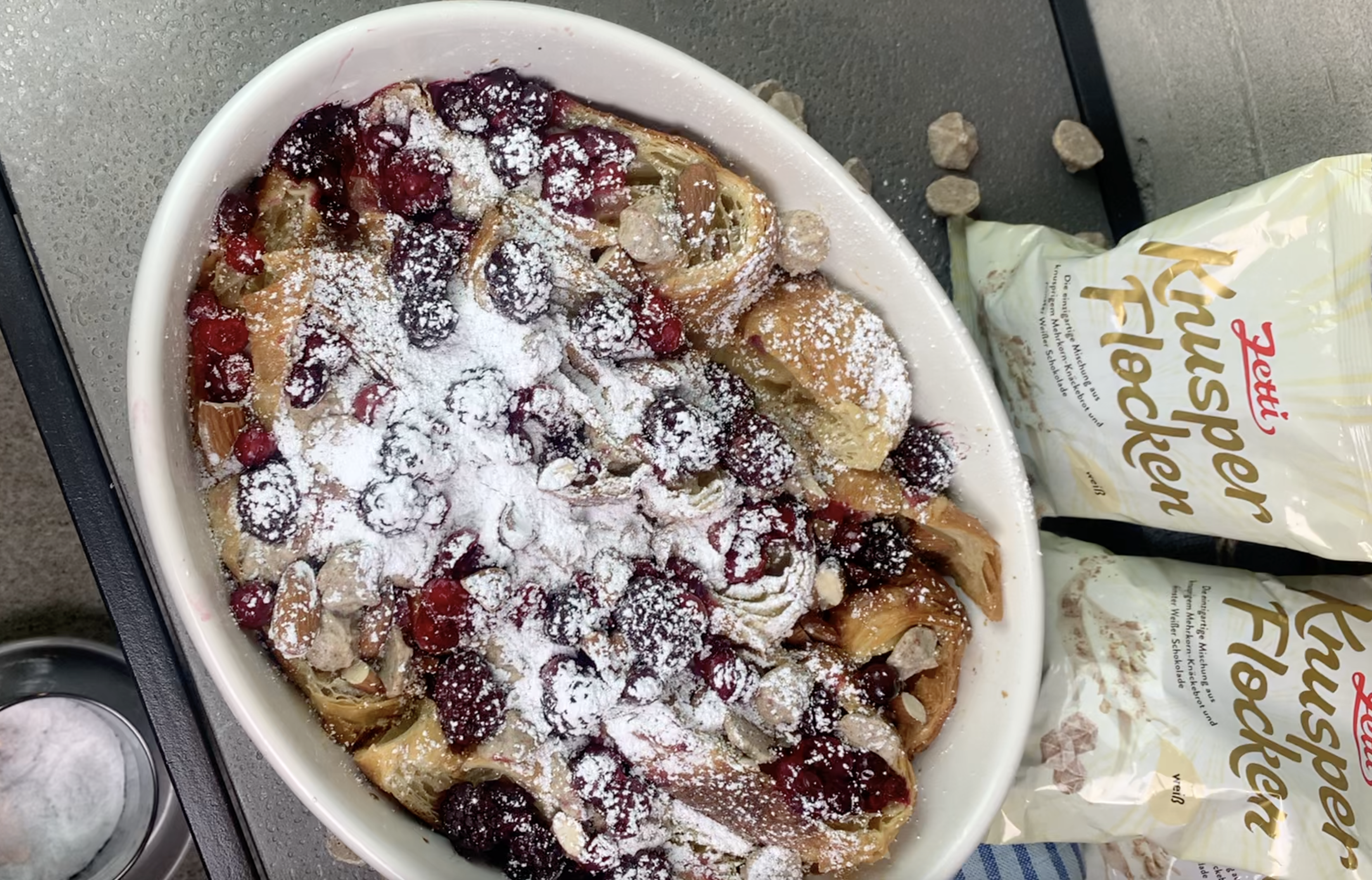 CROISSANT-AUFLAUF MIT WEISSEN KNUSPERFLOCKEN