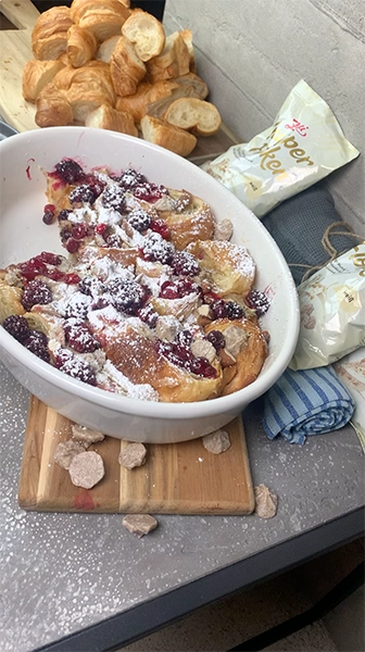 CROISSANT-AUFLAUF MIT WEISSEN KNUSPERFLOCKEN